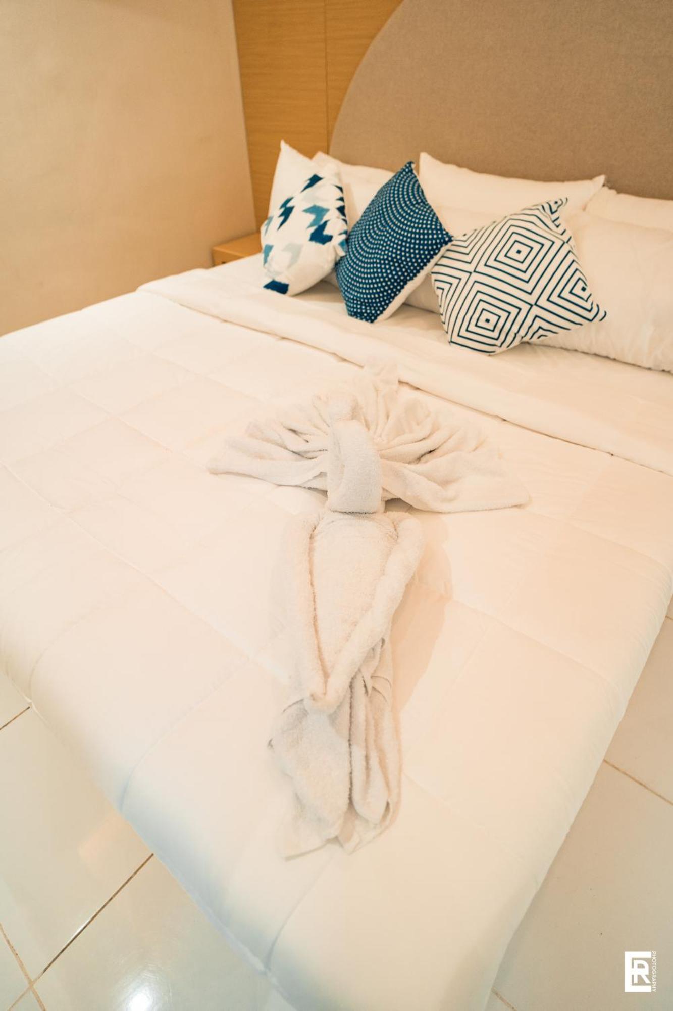 Bernese Resort Hotel Powered By Cocotel Ligao Chambre photo